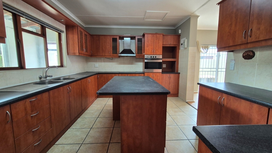 5 Bedroom Property for Sale in Country Club Western Cape